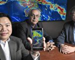 尔湾加大三位研究者展示iRain手机应用程序。左至右为Phu Nguyen、Soroosh Sorooshian与Kuo-lin Hsu。（尔湾加大提供）