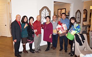 图：同源会成员、房屋中介Dorothy Yee（左5）和抽中奖品的会员们合影。（易永琦／大纪元）