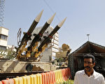 目前美伊关系趋向紧张，白宫可能将披露更多的伊核协议细节。图为2016年9月26日在德黑兰南部的巴哈马斯坦广场举行的1980-88伊朗-伊拉克战争展览，一名男子走过街上展示的Sam-6导弹。（AFP PHOTO / ATTA KENARE）