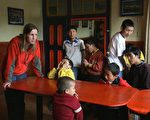 2005年8月7日，田贝肯与学生说话。她发明了藏文盲文，还和丈夫在西藏拉萨创建了盲人学校。（AFP PHOTO / Frederic J. BROWN）