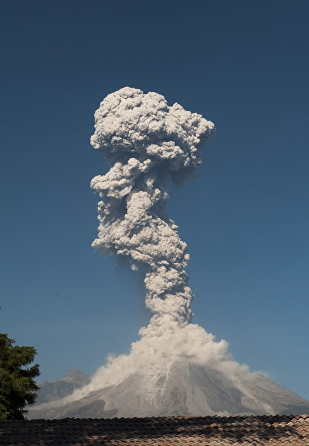 瓜地馬拉的活火山富埃戈火山（Volcano of Fire）當地時間週六（25日）爆發，噴出高達4,500米的火山灰。(AFP PHOTO / Hector Guerrero）