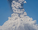 危地马拉火山爆发 火山灰直冲4,500米