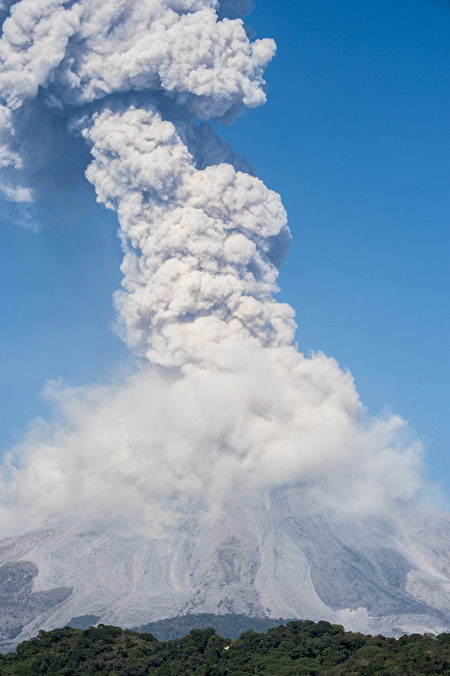 危地馬拉的活火山富埃戈火山（Volcano of Fire）當地時間週六（25日）爆發，噴出高達4,500米的火山灰。（ AFP PHOTO / Hector Guerrero）