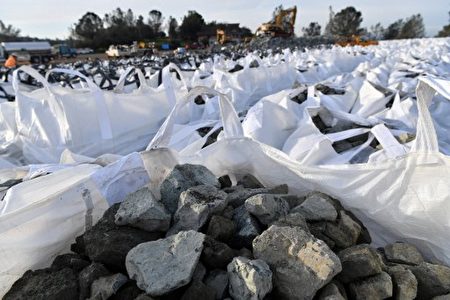 Bags of rocks are seen in preparation for use in emergency measures at the Oroville Dam in Oroville, California on February 13, 2017. Almost 200,000 people were under evacuation orders in northern California Monday after a threat of catastrophic failure at the United States' tallest dam. Officials said the threat had subsided for the moment as water levels at the Oroville Dam, 75 miles (120 kilometers) north of Sacramento, have eased. But people were still being told to stay out of the area. / AFP PHOTO / Josh Edelson