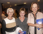 Lelle Henry女士，Rita Matsy女士和Bonnie Schiedegger女士结伴来观看神韵。Rita Matsy女士说，“太神奇了，有如天堂般的神奇！（萧财英／大纪元）