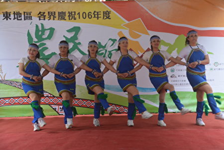 农民表扬大会之舞蹈表演。（赖月贵／大纪元）