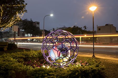 新竹护城河畔美丽的“装置艺术灯区”。(新竹市府提供)