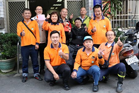 著橘色衣為清潔隊員，他們勤奮又廉潔，為環境教育的理念樹立典範。（李擷瓔／大紀元）