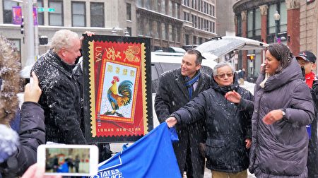 （左起）美國郵政局大波士頓地區經理Mike Powers、麻州眾議員麥家威、中華公所主席陳家驊、波士頓市議員Annissa Essaibi-George為雞年郵票揭幕。（貝拉/大紀元）