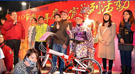 第三位大奖得主获得市议员黄林玲玲的折叠式脚踏车。（宋顺澈／大纪元）
