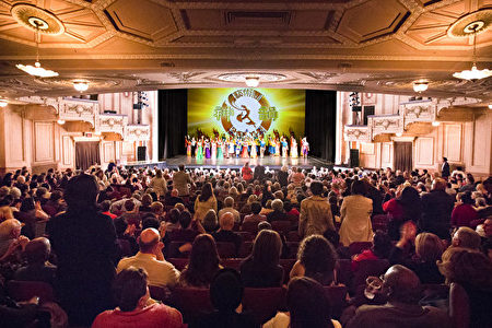2014年4月26日周六下午和晚上，神韵艺术团在美国费城玛丽安剧院的两场演出满场，现场观众一次又一次地用阵阵热烈的掌声向神韵艺术家们表达崇敬之情，感谢他们将殊胜的五千年传统中国文化和敬神信佛的人类普世价值观带给了费城民众。（爱德华/大纪元）