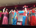 紐約唐詩藝術中心4日在中華公所大禮堂舉辦「金雞報喜」迎春文藝演出。 (蔡溶/大紀元)