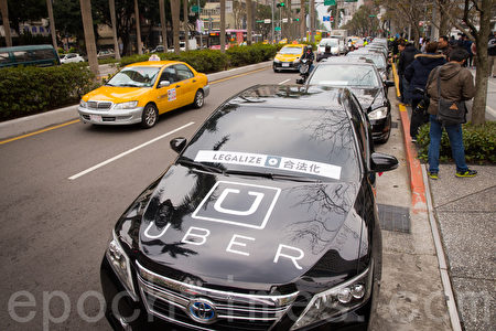 不满UBER遭政府重罚和勒令歇业，Uber司机10日前往交通部陈情，向官员提出诉求。（陈柏州／大纪元）