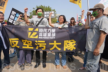 時代力量黨主席黃國昌南下高雄聲援，並全程參與遊行。（李怡欣／大紀元）