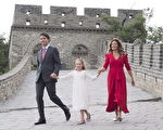 2016年，加拿大总理特鲁多访华期间，和太太 Sophie Gregoire及女儿Ella-Grace在中国游览长城。（加通社）