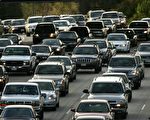 美国环境保护署于2013年3月29日表示，为了减少污染环境的汽车排放废气，计划于2017年开始实施汽车使用低硫化燃料的法规。图为美国洛杉矶市101号高速公路上，下班时段的交通巅峰车流。（摄影：David McNew/Getty Images）