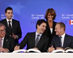 去年，10月30日，加拿大总理特鲁与欧盟委员会主席让·克洛德·容克（左）和欧洲理事会主席唐纳德·图斯克，正在签署“综合经济贸易协定”（CETA）。（加通社）