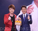 日本演歌天王五木宽:演唱会记者会于2017年2月2日在台北举行。翁立友赠上红橘象征大吉大利。（黄宗茂／大纪元）