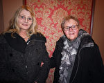 Carrie Williams女士（左）和母亲Dorothy Polanic女士在朋友的强烈推荐下一起前来观看神韵演出。（林朴／大纪元）