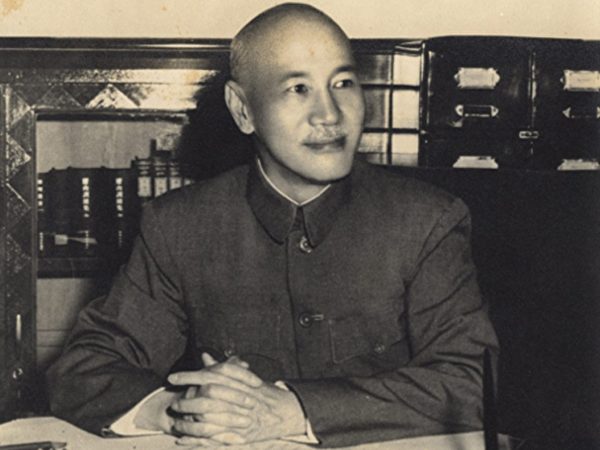 蔣介石在辦公室留影（中華民國總統府網站）