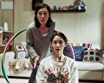 《機密同盟》劇照，潤娥飾演張英南妹妹，展搞笑演技。（車庫娛樂提供）