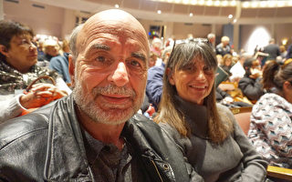 Nick Andricopulos先生觀看了神韻世界藝術團2月8日在美國芝加哥南郊的大學園州長州立大學表演藝術中心（Center for Performing Arts）的第二場演出。（唐明鏡／大紀元）