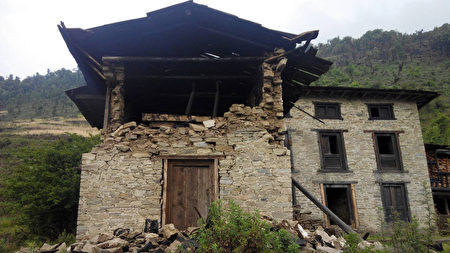 曾帶著登山客攻頂聖母峰3次的雪巴人Rinji Sherpa，2015年尼泊爾大地震時，住家崩毀，台灣友人還曾募款幫他重建家園。圖為住家崩毀。（Rinji提供）