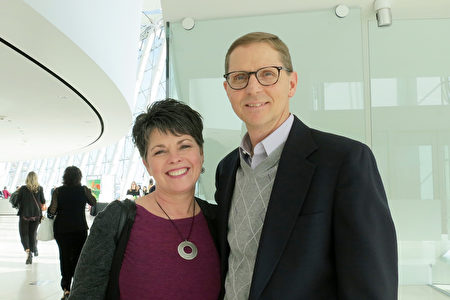 2017年2月12日，美国电信巨头、第三大移动运营商Sprint的客户管理主管Scott Fisher先生和妻子Tawnya Fisher一起观赏了神韵演出。（林南宇／大纪元）