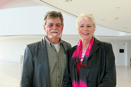 2017年2月12日，公司老板Craig Morris先生和妻子Coleen Morris欣赏了神韵巡回艺术团在密苏里州堪萨斯城的演出。（林南宇／大纪元）
