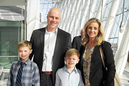 2017年2月12日，丹麦制药公司Novo Nordisk的西南区域资深主管Jonathan Snow先生与妻子Nicki Snow及两个儿子欣赏了神韵巡回艺术团在密苏里州堪萨斯城的演出。（李文婷／大纪元）