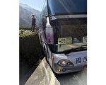賞櫻車再傳事故 客運擦撞山壁幸無恙