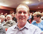 Oshkosh市一家工业制造公司厂长Bill Theyerl观看了2月14日在威斯康星州Appleton福克斯城市表演艺术中心(Fox Cities Performing Arts Center)的神韵北美艺术团的演出。（唐明镜／大纪元）