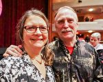 瑜伽教练Trudy Van Dahuvel和友人野生动物学家Dan Kleiber观看了2017年2月14日威斯康辛州阿普尔顿市的神韵演出。（温文清／大纪元）