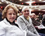 古董商Phil Klemm和太太Shirley观看了2月15日在威斯康星州Appleton福克斯城市表演艺术中心（Fox Cities Performing Arts Center）的神韵北美艺术团的演出。（唐明镜／大纪元）