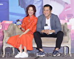 鄭秀文（左），張孝全連（右）袂於2017年2月16日在台北出席電影（合約男女）記者會。（黃宗茂／大紀元）