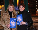 作為一份特別的生日禮物，Mary Olslung（右）邀請朋友Sally Rich（左）觀看了2月17日晚在巴爾的摩競技場劇院的神韻演出。（亦平／大紀元）