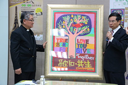市長涂醒哲親自接受趙振弍牧師捐贈的「種一欉『疼』的樹」畫作，為228七十周年系列追思活動揭開序幕。（李擷瓔／大紀元）