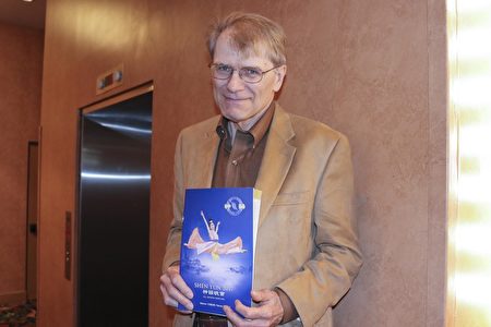 電腦專家Bruce Hedrick先生2月19日觀看神韻演出後認為，神韻復興丟失的寶藏對人們很有好處。（亦平／大紀元）