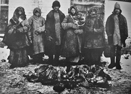 苏联实行战时共产主义，导致1921至1922年的大饥荒，一年半时间里超过500万人死于饥饿，在一些地区，这些死者的尸体马上成为充饥的食品。（公有领域）