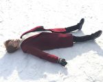 金承熙在雪地上躺著的畫面，拍了5個小時，讓他的臉跟手都凍傷。（AKI娛樂提供）