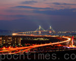 韩国仁川大桥夜景。(全景林/大纪元)