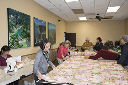 圖：聖地亞哥臺灣中心「車毯子送愛心」活動已經走過了7個年頭。很多義工都已年逾古稀。（楊婕／大紀元）