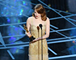 艾玛‧斯通（Emma Stone）凭借《爱乐之城》获封奥斯卡影后。(Kevin Winter/Getty Images)