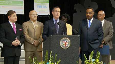 洛杉矶市长Eric Garcetti(左三)以及加州税务局主席Jerome Horton(右二)出席免费报税服务发布会。(杨阳/大纪元)