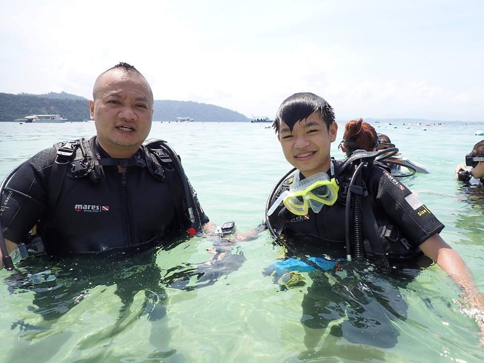 即使工作忙碌,許峻程總不忘親子時光,一有時間就會陪兒子出遊或潛水。(許峻程/提供)