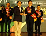 壽米屋總經理陳肇浩（右）上台領獎。（壽米屋提供）