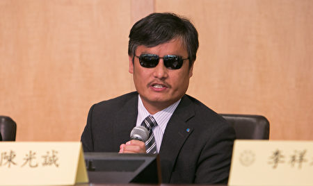 中國著名盲人維權律師陳光誠呼籲,不要再對中共心存幻想,否則只會被其愚弄。(李莎/大紀元)