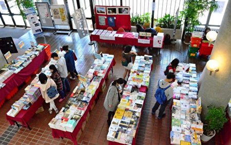 中原大学张静愚纪念图书馆与学生会合作办理为期一周的书展活动。（中原大学提供） 