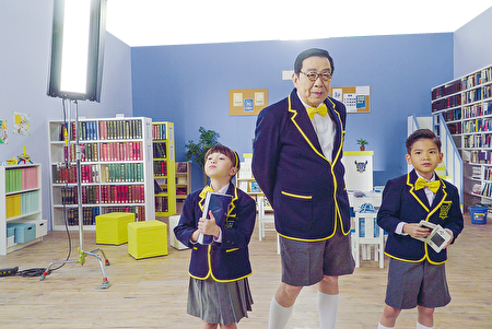 香港85岁的艺人胡枫（修哥）与两位8岁的小朋友合拍《3个小学生去旅行》。（公关提供）