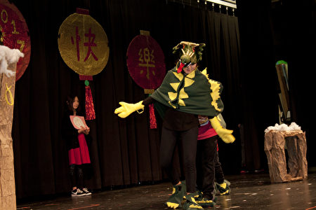 图：李文斯顿中文学校2月12日举行联欢会庆祝中国新年，图为节目演出。（李文斯顿中文学校提供）